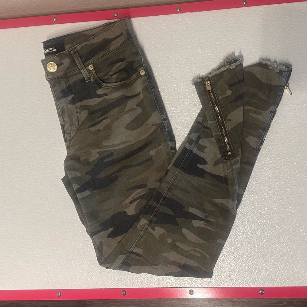 EXPRESS | Camo Ankle Leggings
